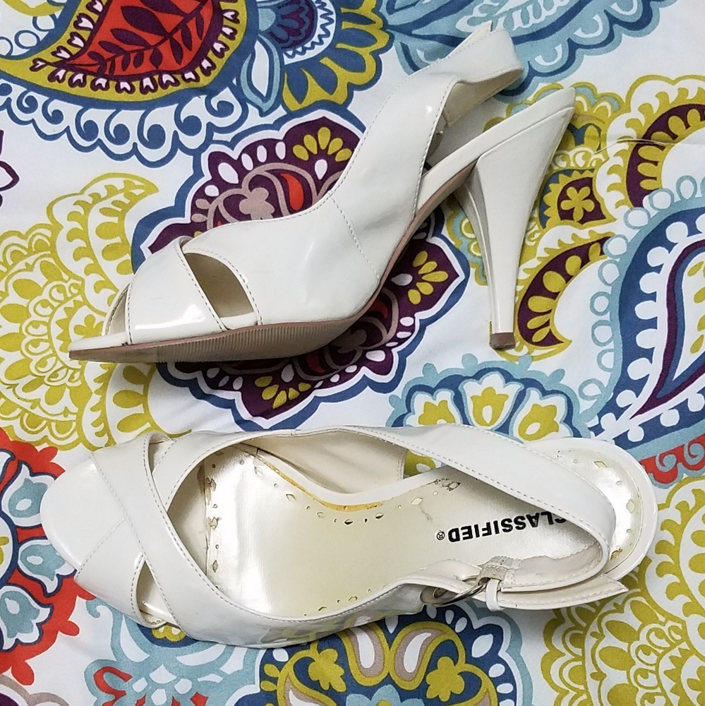 Pretty Classified white peep toe slingbacks, 7